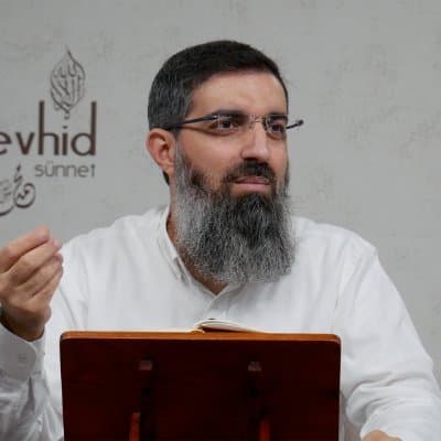 Halis Bayancuk Hoca ders verirken