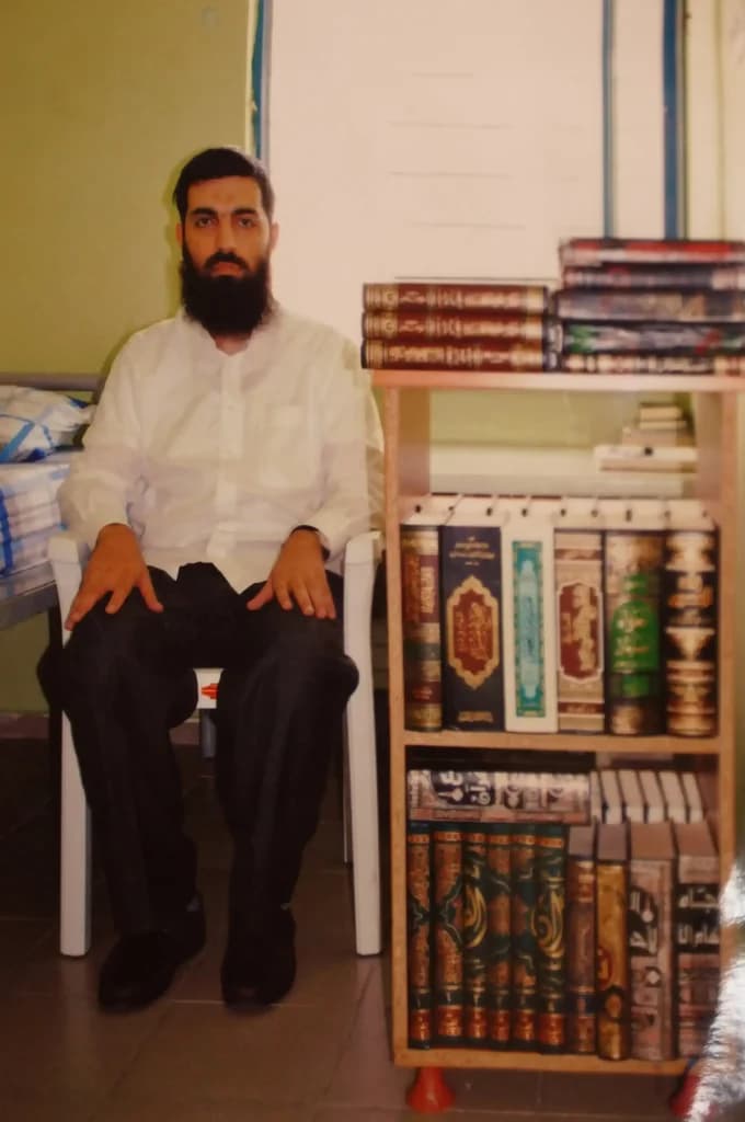 Halis Bayancuk Hoca kitaplığının başında